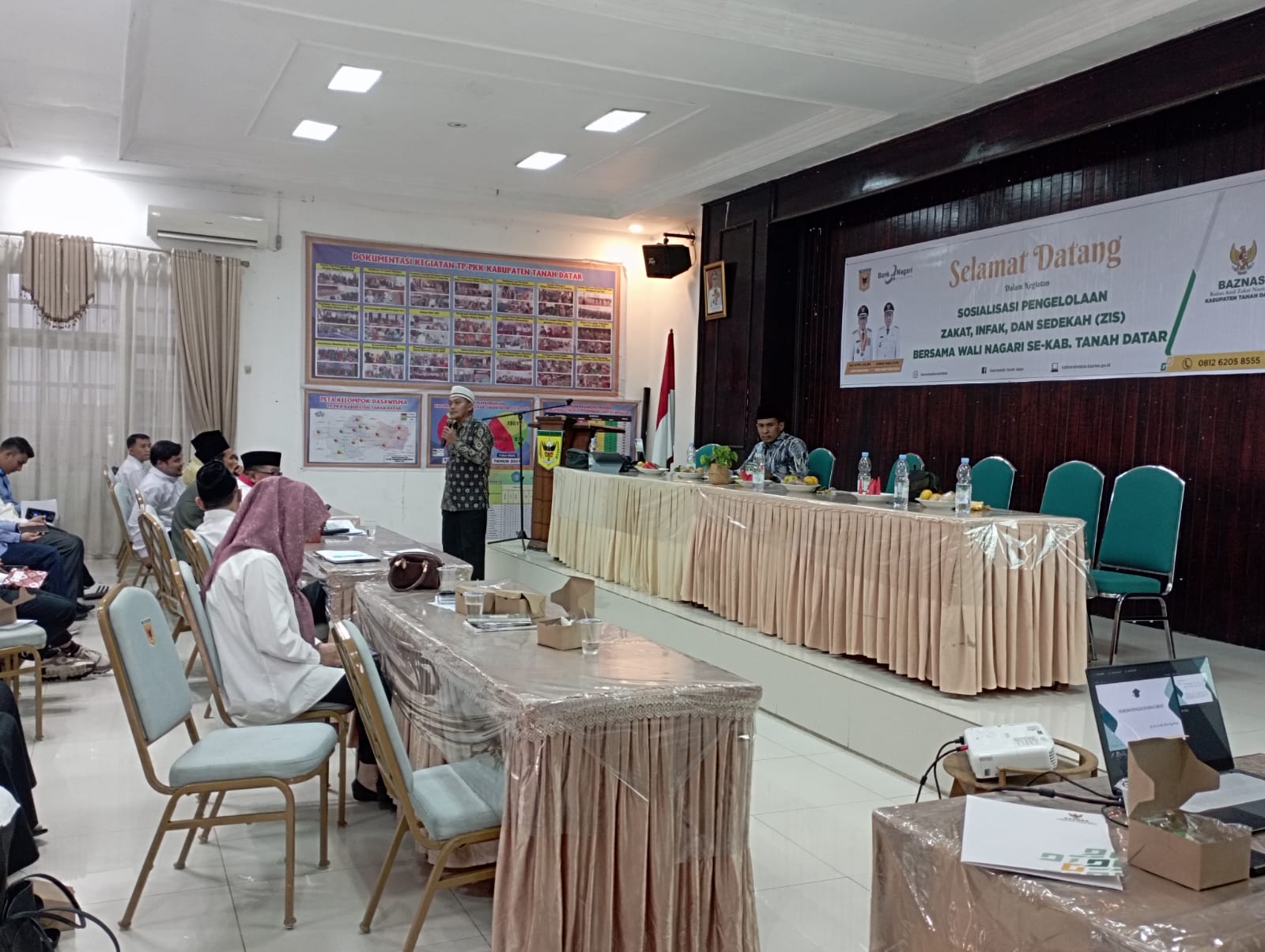 DR. Arif Zunzul Maizal, M.Ag saat menyampaikan materi dalam sosialisasi pengelolaan zakat, infak dan sedekah bersama wali nagari se-Kabupaten Tanah Datar. (chandra antoni)